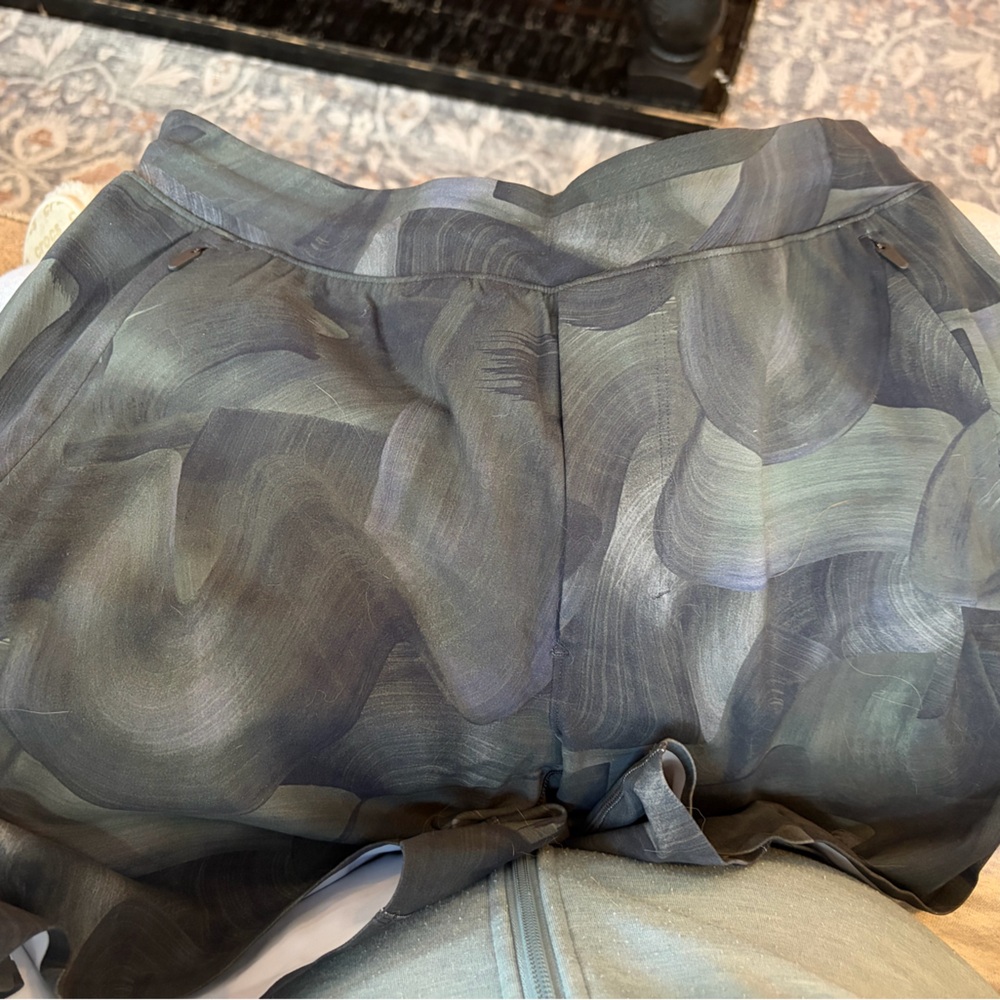 lululemon athletica Light Gray Active short with Black Trim - Picture 1 of 2
